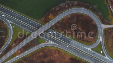 高速公路的鸟瞰图。 垂直静态相机，可以看到在公路和道路上行驶的汽车。 很多车辆都在行驶